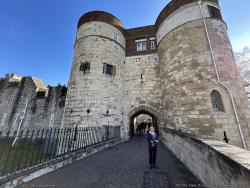 007_The_Tower_of_London_-_Byward_Tower_gate.jpg