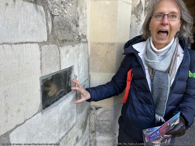008_The_Tower_of_London_-_not_sure_if_that_hand_in_the_wall_is_real.jpg