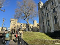 011_The_Tower_of_London_-_the_grounds_inside_the_fortress_walls_The_White_Tower_is_on_right.jpg