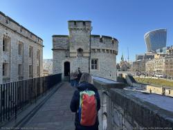 013_The_Tower_of_London_-_walking_on_the_defensive_walls.jpg