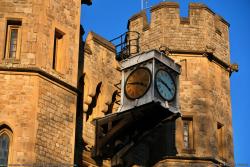 021_Tower_of_London_-_Clock_on_the_Waterloo_Barracks_and_Jewel_House.jpg