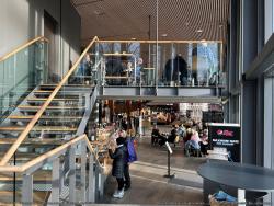 060_Trondheim_-_Nidarosdomen_-_gift_shop_and_cafe_outside_the_cathedral.jpg
