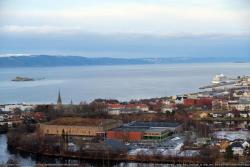 064_Trondheim_-_view_from_overlook_of_ship_and_Munkholmen_monk_island.jpg