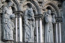 066_Trondheim__-_the_Niderosdomen_catherdral_-_St_Nicasius_and_St_Denis_carrying_their_heads.jpg