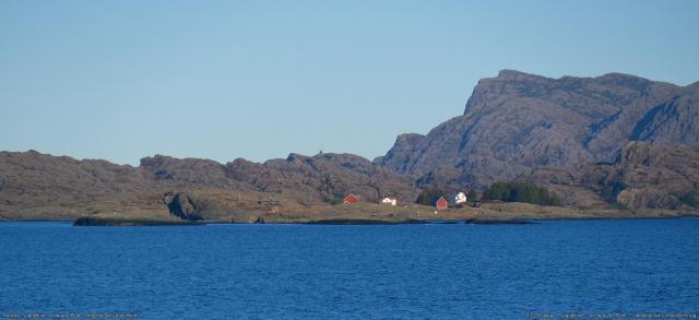 112_Norway_-_sognefjord_-_on_way_to_Flam_-_sleeping_trolls_mountains.jpg