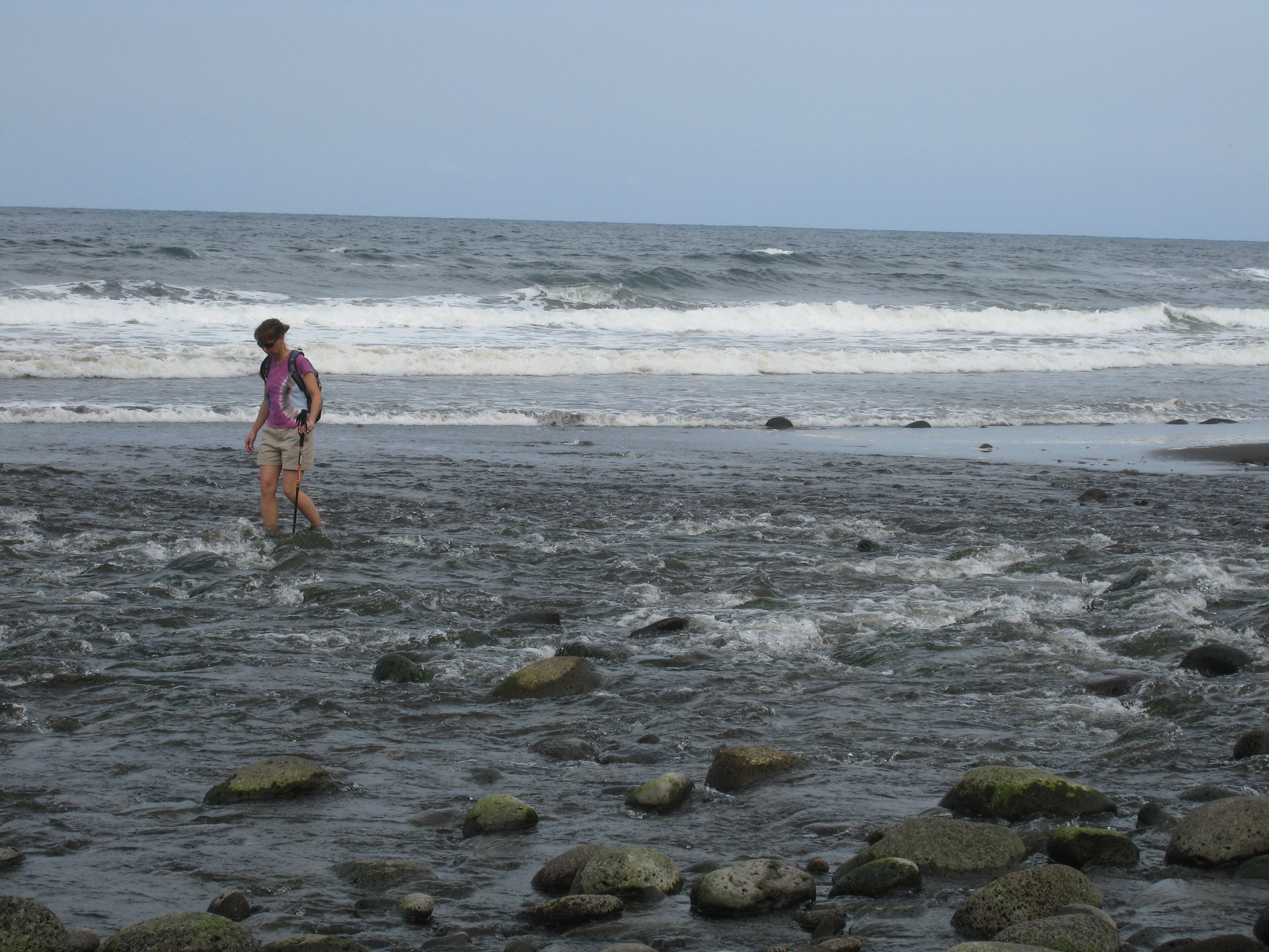 Waipi'o Beach: Crossing Waipi'o River