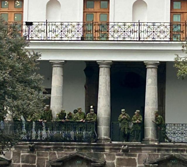 2024_02_23_15_Ecuador_Quito_Independence_Plaza_Presidential_House_army_guards